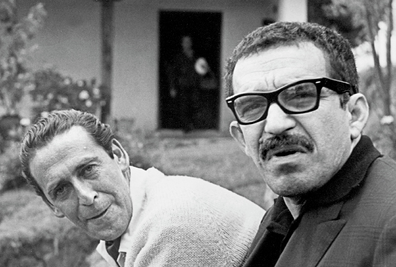 Álvaro Castaño y Gabriel García Márquez eran grandes amigos.  Castaño viajó a Estocolmo y acompañó a Gabo cuando ganó el Premio Nobel de Literatura en 1982.  