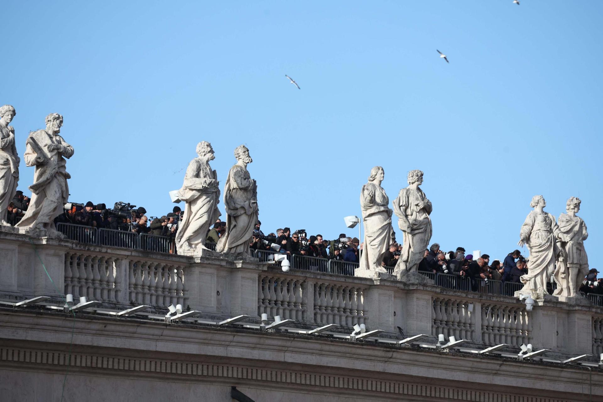 Vatican City (Vatican City State (Holy See)), 26/04/2025.- Members of the press atop the colonnade before the start of the funeral of Pope Francis in St. Peter's Square, on the parvis of Saint Peter's Basilica, in Vatican City, 26 April 2025. Pope Francis passed away on Easter Monday, 21 April 2025, at the age of 88. (Papa) EFE/EPA/MASSIMO PERCOSSI