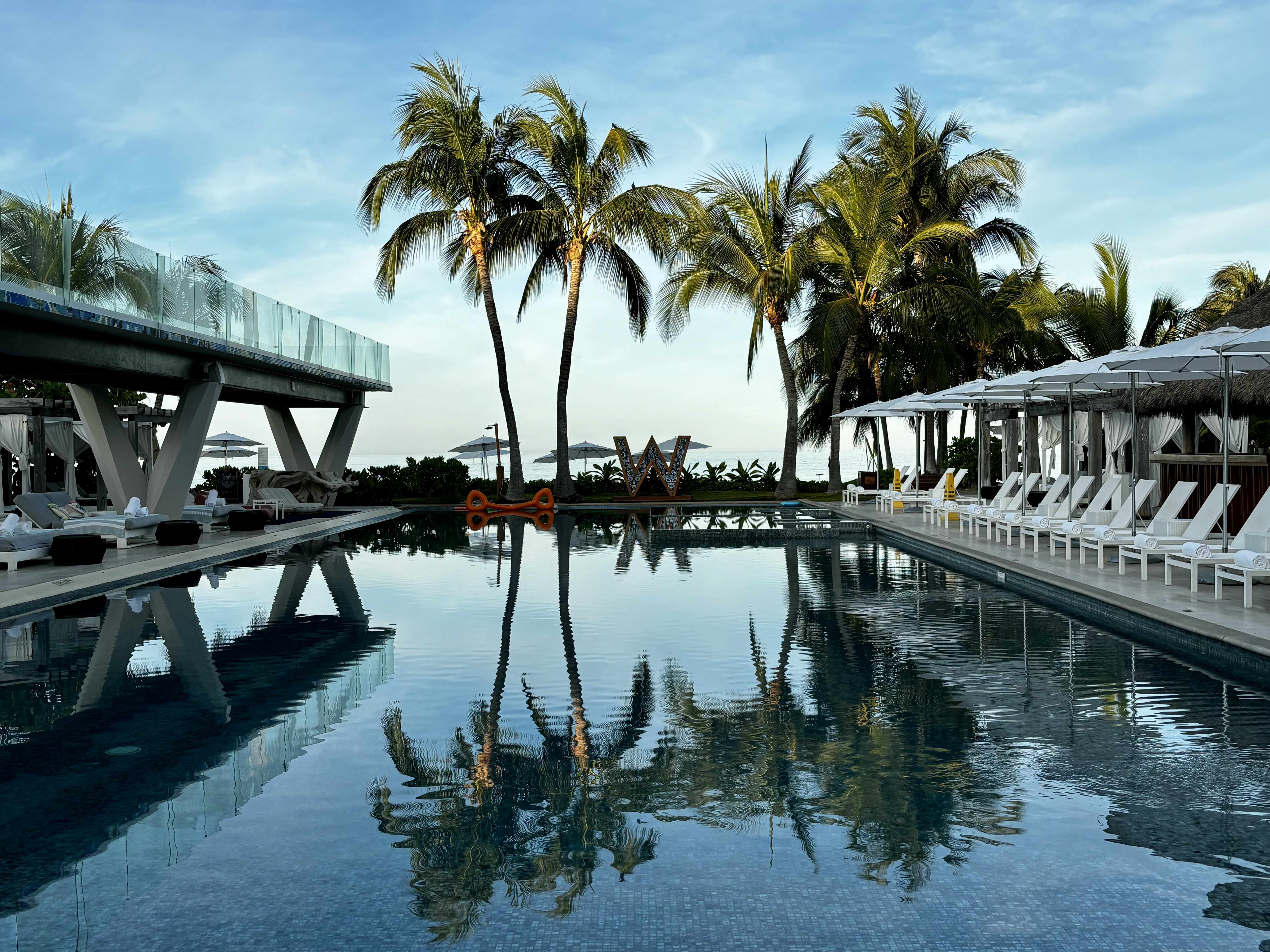 Ubicado junto al océano, en el corazón de una de las playas más hermosas de México, el W Punta de Mita te invita a vivir una verdadera experiencia hotelera.