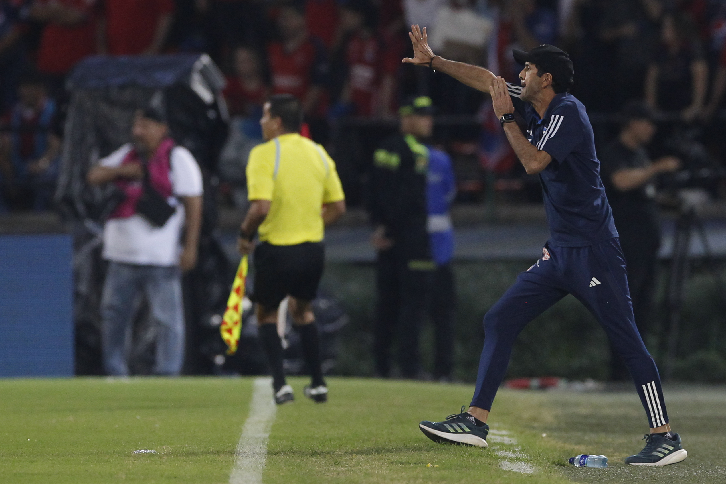 AMDEP4197. MEDELLÍN (COLOMBIA), 13/12/2023.- El entrenador de Junior Arturo Reyes dirige hoy, en la final de la Primera División de Colombia entre Deportivo Independiente Medellín (DIM) y Junior en el estadio Atanasio Girardot en Medellín (Colombia). EFE/ Luis Eduardo Noriega Arboleda