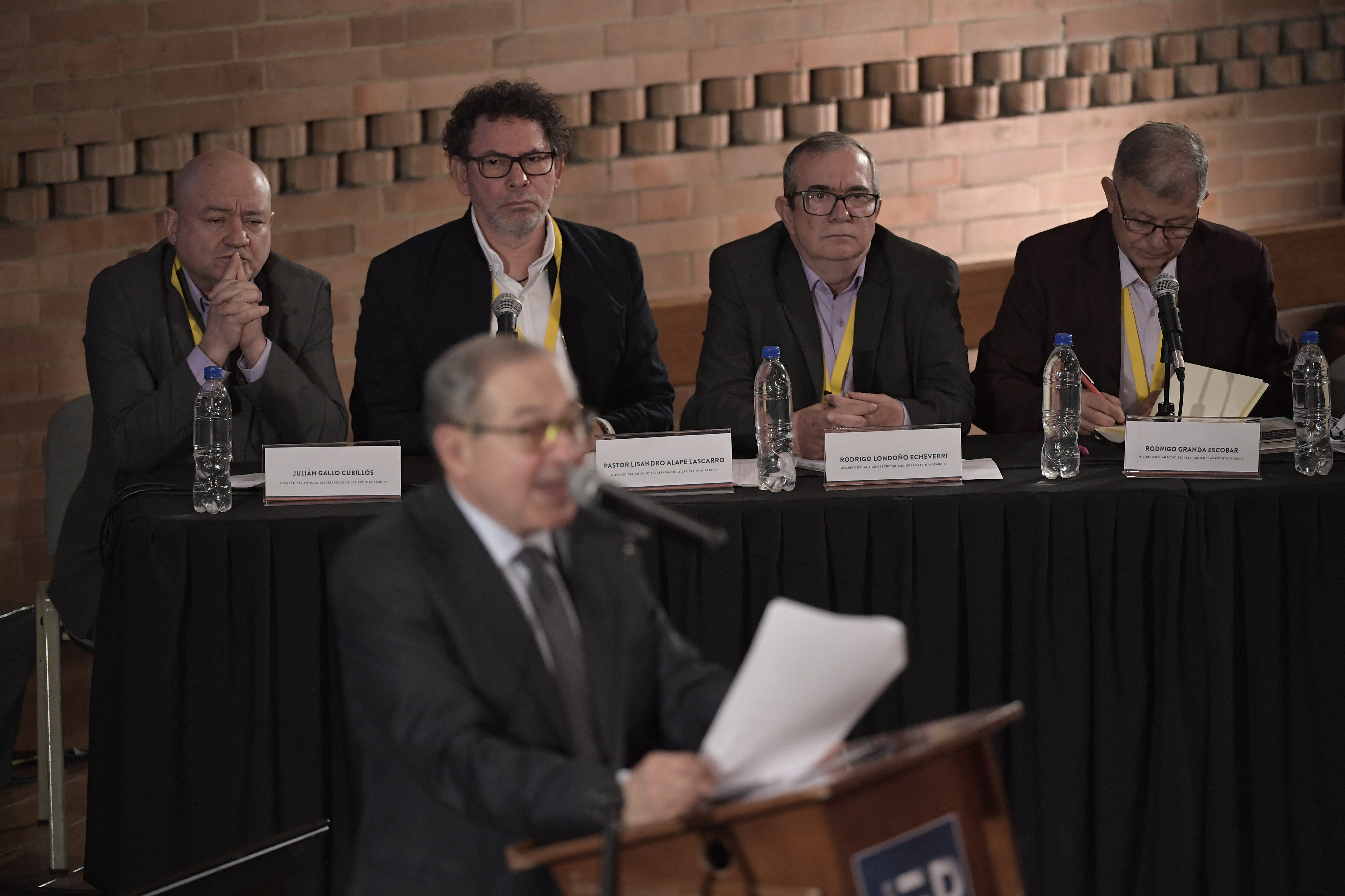 Julián Gallo Cubillos, Pastor Alape, Rodrigo Londoño, Rodrigo Granda, Milton de Jesús Toncel, Pablo Catatumbo y Jaime Alberto Parra, miembros del antiguo secretariado de la extinta guerrilla Farc, admitiendo su responsabilidad por los miles de secuestros durante la primer jornada de audiencias de reconocimiento ante víctimas y Magistrados de la JEP.