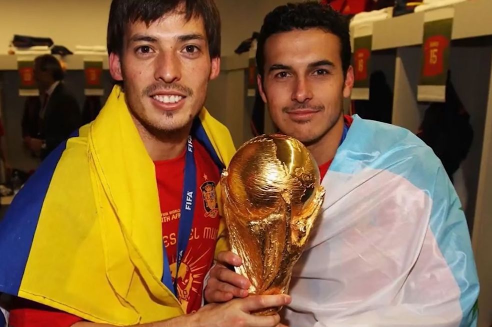 David Silva (izq) junto a su compañero de la selección española Pedro Rodríguez tras ganar la Copa Mundial de Fútbol en 2010.