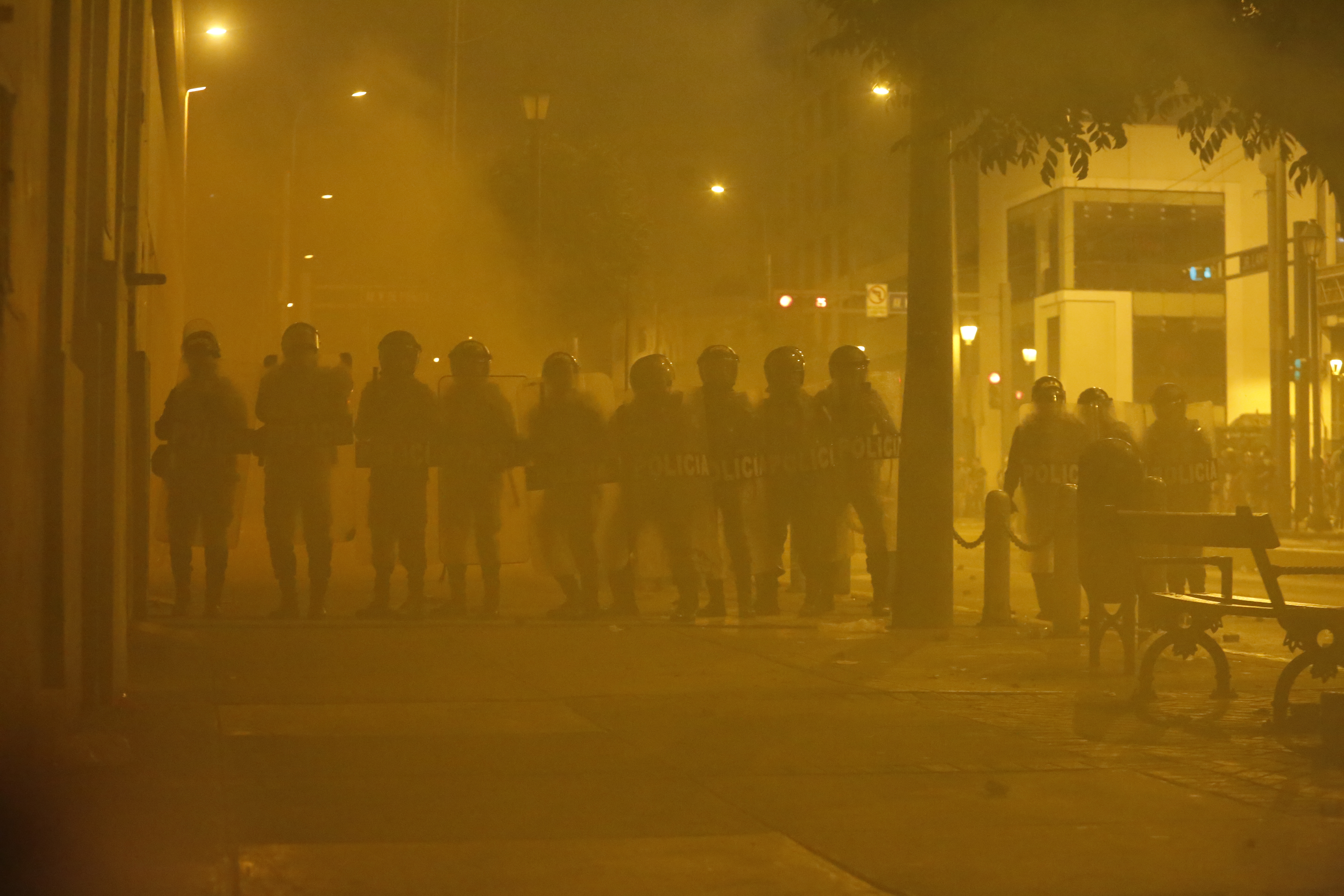 AME7303. LIMA (PERÚ), 19/01/2023.- Miembros de la Policía se enfrentan a manifestantes durante la llamada "toma de Lima" hoy, en Lima (Perú). Miles de peruanos venidos de diversos puntos del país se congregaron este jueves en la capital en la denominada "toma de Lima", para exigir la renuncia de la presidenta Dina Boluarte, el cierre del Congreso y expresar su hartazgo por el olvido del Estado que consideran que padecen. EFE/ Renato Pajuelo