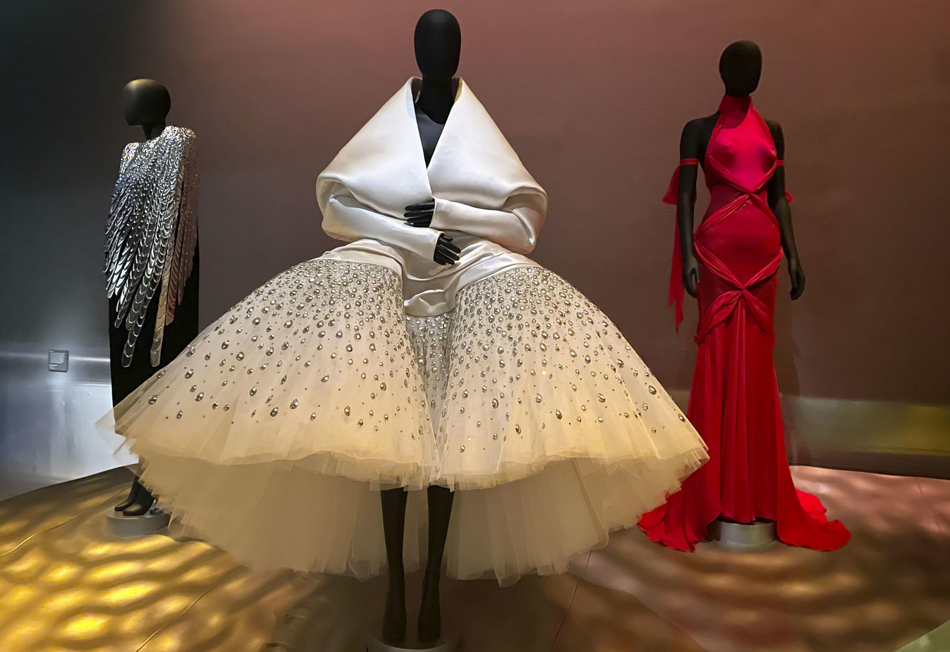 ¿Quién fue Elsa Schiaparelli, la diseñadora que convirtió la moda en arte?