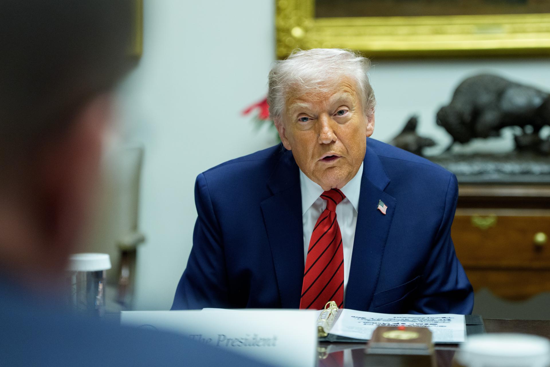 Washington (United States of America), 10/12/2025.- US President Donald J Trump speaks during a roundtable with high-tech business executives in the Roosevelt Room of the White House in Washington, DC, USA, 10 December 2025. The President announced the US has seized oil tanker near Venezuela and a new special corporate immigration gold card focused on keeping students in the US. EFE/EPA/AARON SCHWARTZ / POOL