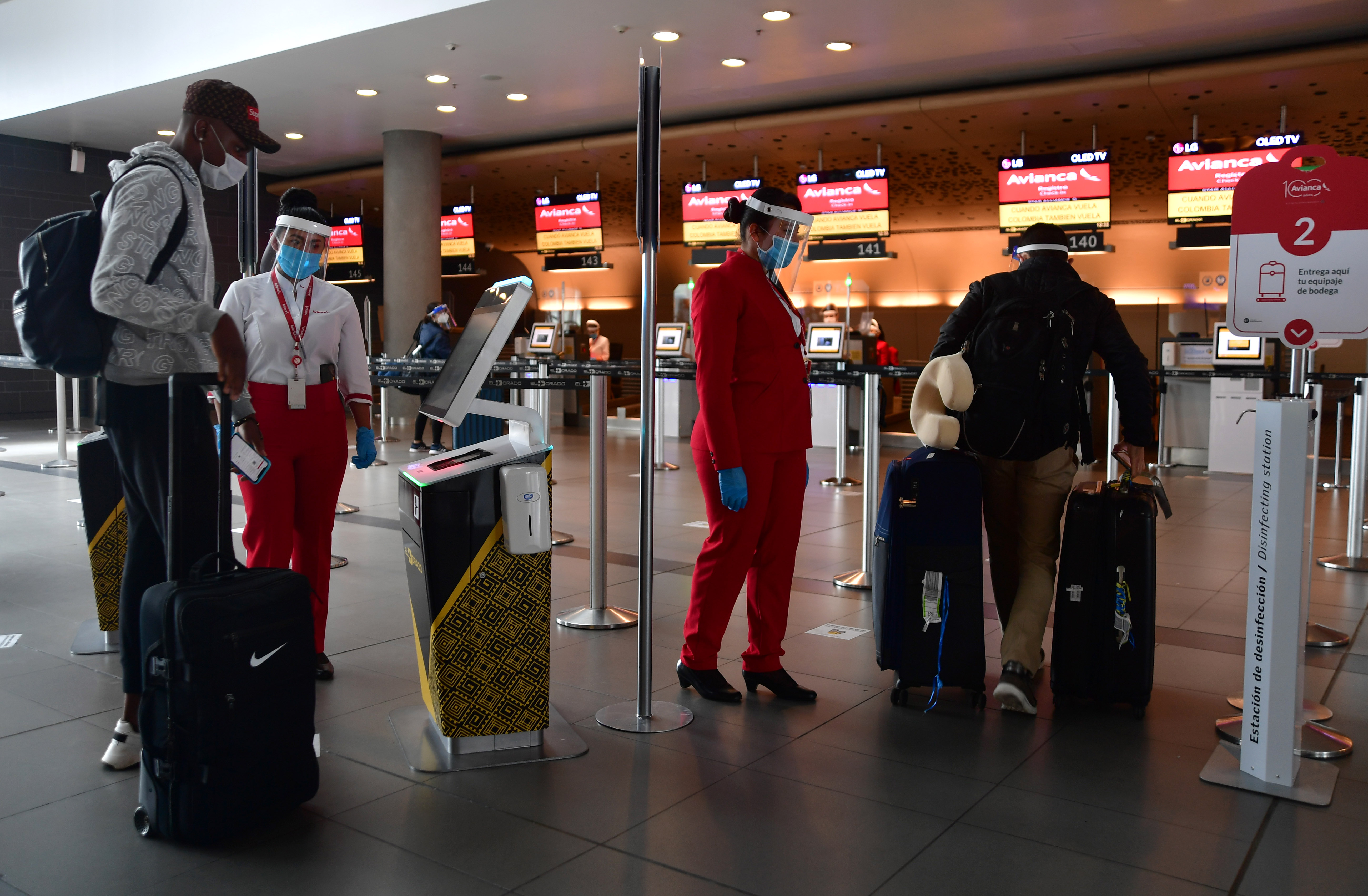El riesgo de exposición al COVID-19 sí es menor si las aerolíneas dejan asientos de por medio