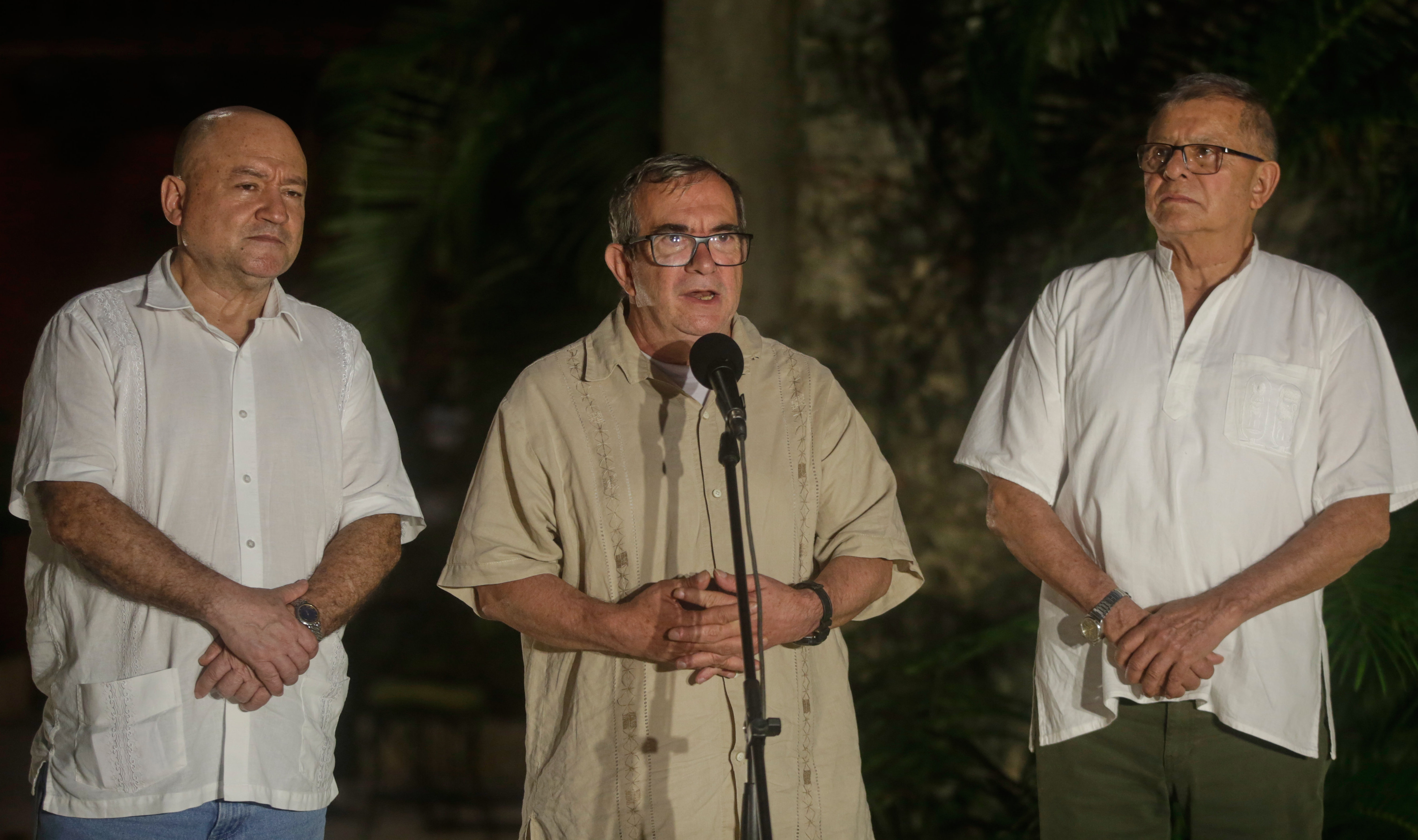 -FOTODELDÍA- AME7444. CARTAGENA (COLOMBIA), 30/03/2023.- El líder del Partido Comunes, el ex comandante de las Farc Rodrigo Londoño (c), y los miembros del Partido Comunes y ex guerrilleros de las Farc Carlos Antonio Lozada (i) y Rodrigo Granda (d), hablan a los medios de comunicación al terminar un encuentro de alto nivel para escuchar experiencias que permitan enriquecer el camino a la Paz Total, hoy, en Cartagena de Indias (Colombia). EFE/Ricardo Maldonado Rozo