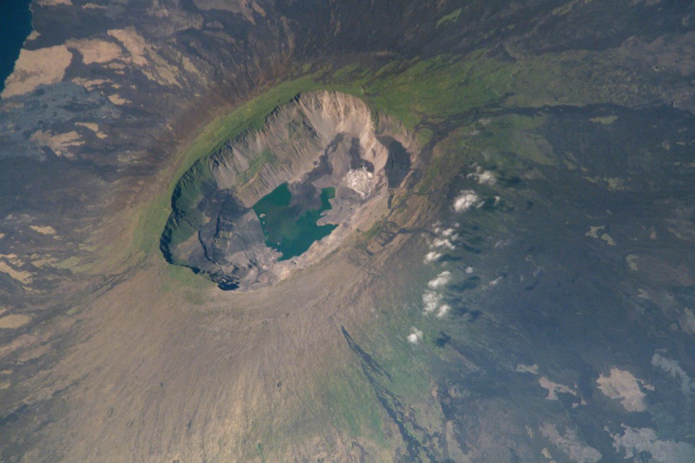 Erupciona un volcán en isla deshabitada de Galápagos