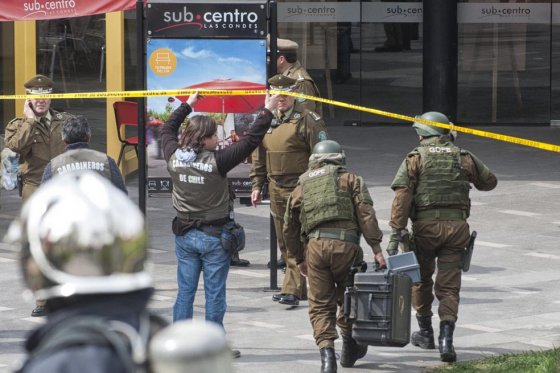 Las autoridades chilenas llegan a la Estación de Metro Escuela Militar. / AFP