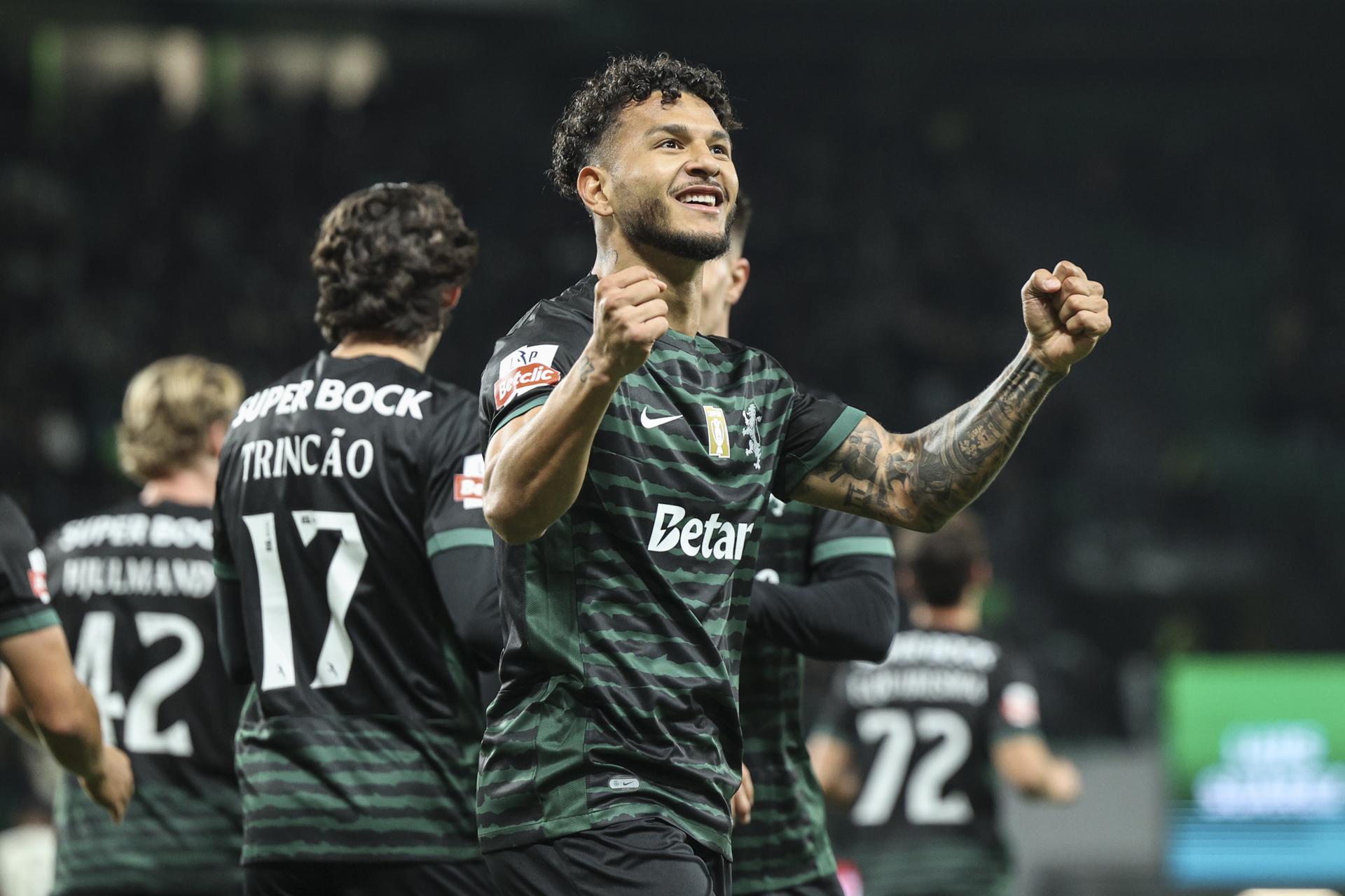 Lisboa (Portugal), 30/11/2025.- Sporting`s Luis Suarez celebrates a goal during the Portuguese First League soccer match between Sporting CP and Estrela da Amadora in Lisbon, Portugal, 30 November 2025. (Lisboa) EFE/EPA/MIGUEL A. LOPES
