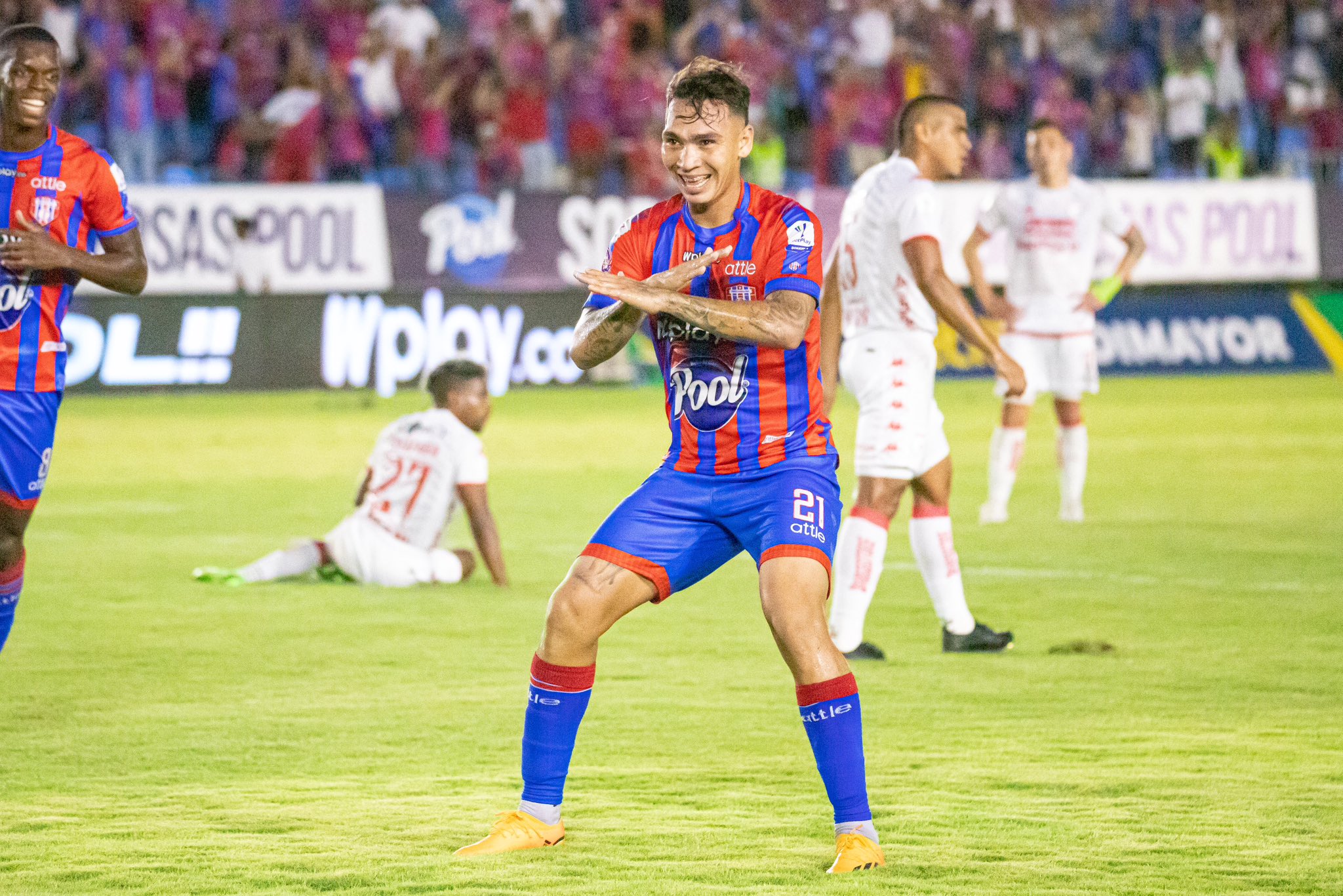 Santa Fe, que perdía 2-0 a los 15 minutos, rescató un punto en Santa Marta