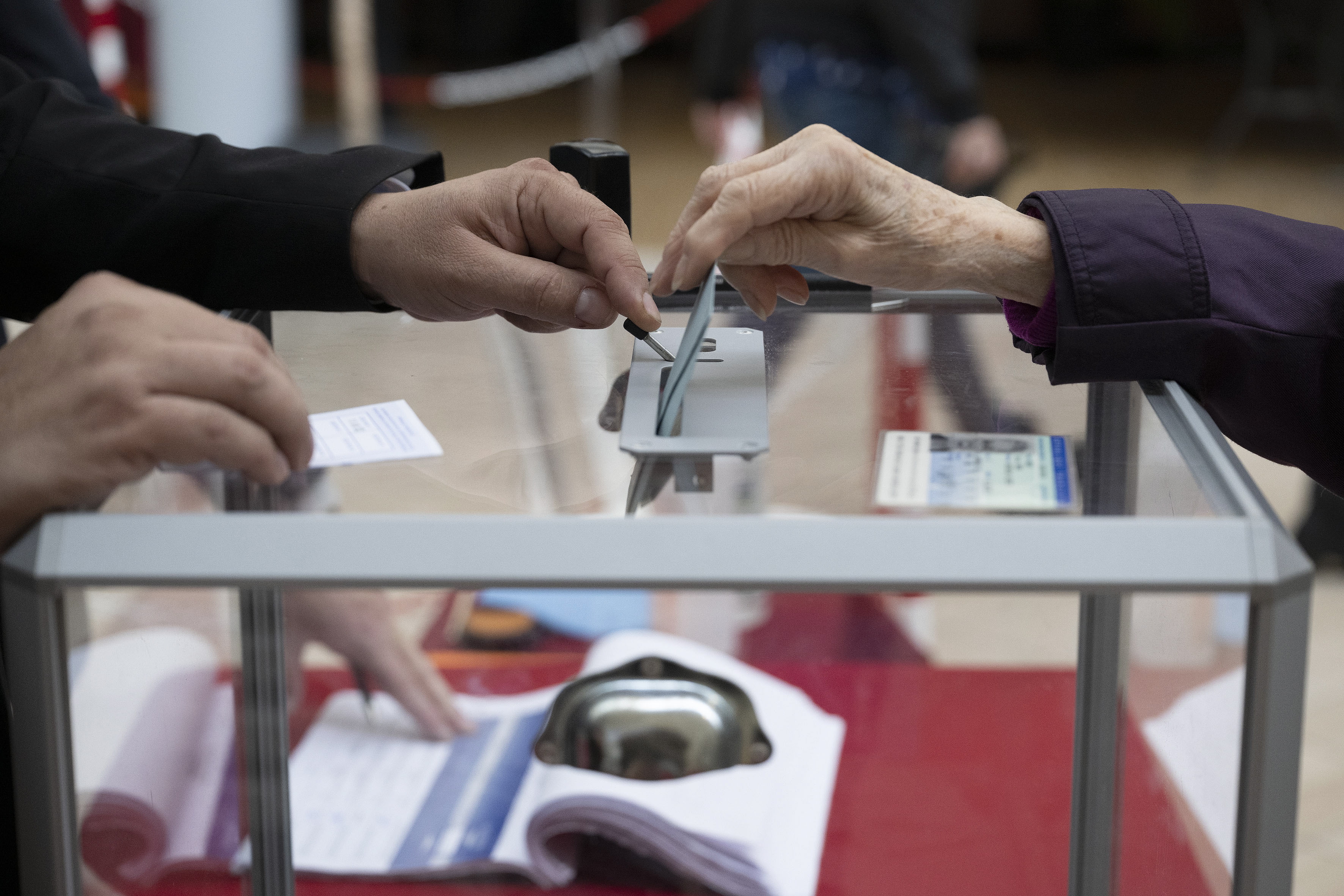 Bordeaux (France), 24/04/2022.- A voter casts her ballot in the second round of the French presidential elections, at a polling station in Bordeaux, France, 24 April 2022. (Elecciones, Francia, Burdeos) EFE/EPA/CAROLINE BLUMBERG