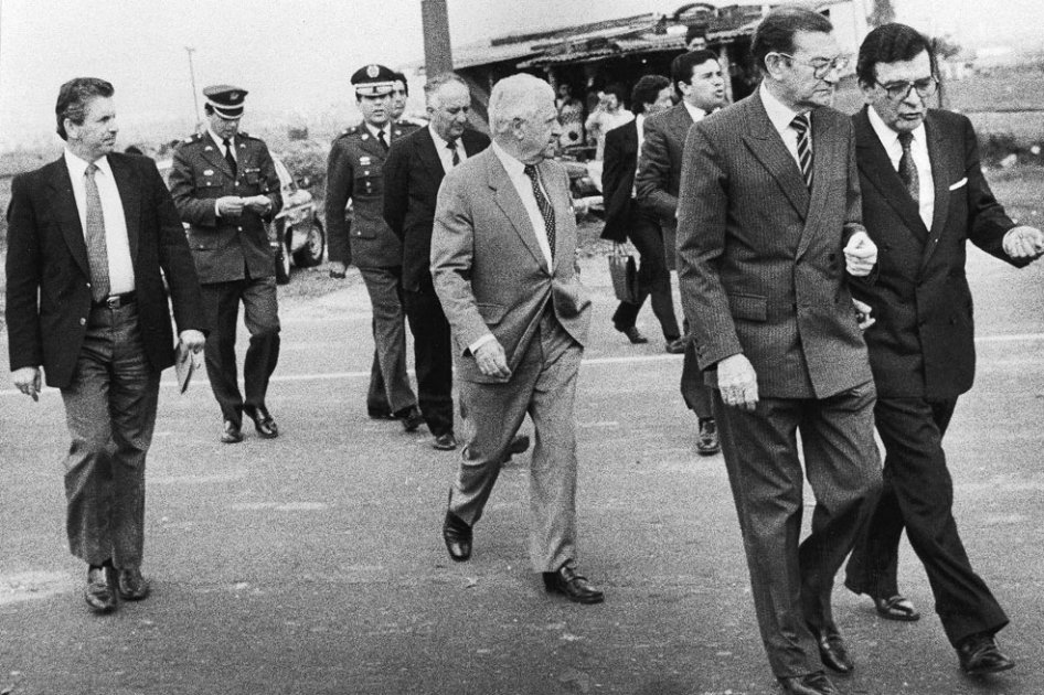 Abril de 1988. José Salgar encabeza una caminata por las calles de Bogotá junto al entonces alcalde Julio César Sánchez./ Archivo -  El Espectador.