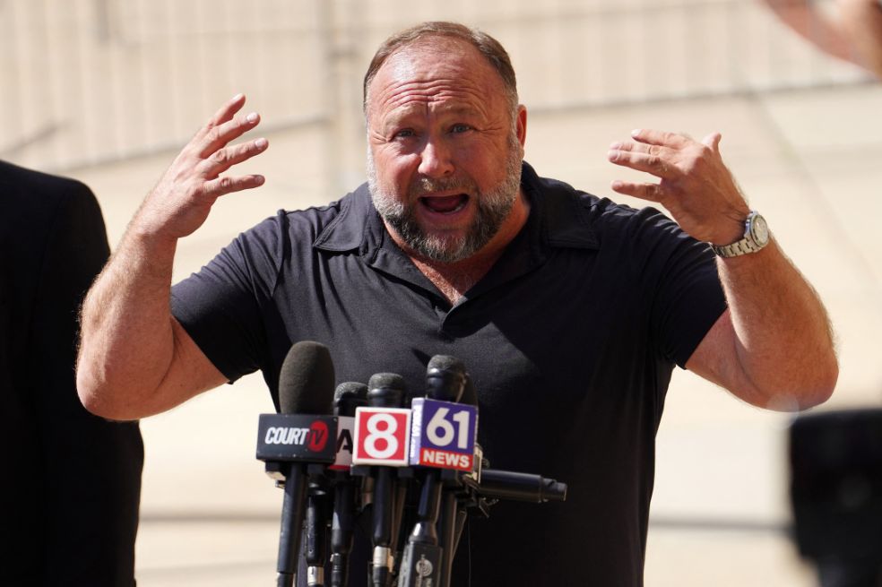 El jugoso negocio de la desinformación que se expone en el juicio contra Alex Jones