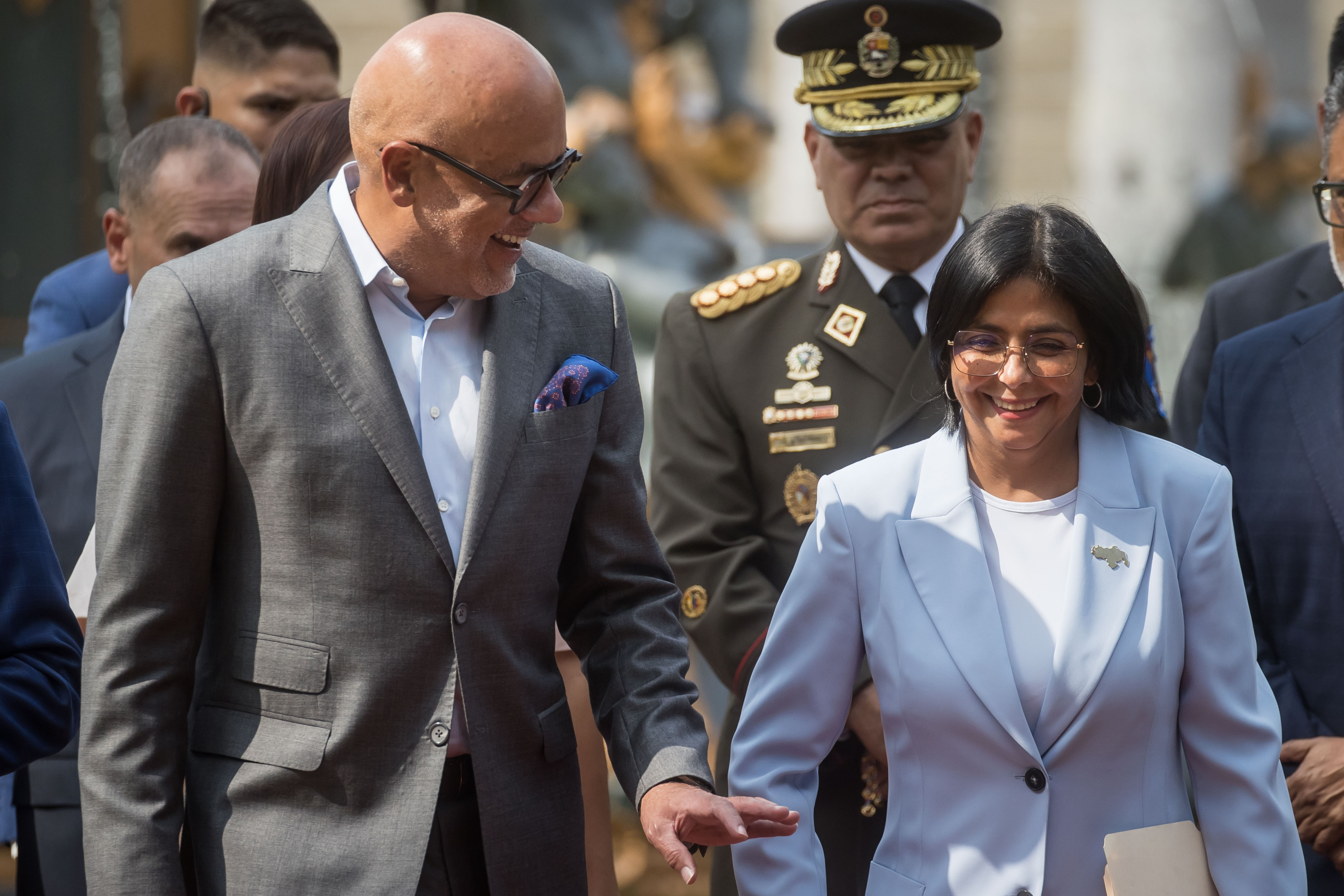 AME4328. CARACAS (VENEZUELA), 02/04/2024.- El presidente de la Asamblea Nacional, Jorge Rodríguez, saluda a la vicepresidenta de Venezuela, Delcy Rodriguez, este martes en Caracas (Venezuela). El Gobierno de Venezuela presentó este martes ante la Asamblea Nacional (AN, Parlamento) -controlada por el chavismo- el 'proyecto de ley contra el fascismo, neofascismo y expresiones similares' elaborado por orden del jefe de Estado, Nicolás Maduro. El documento, presentado por la vicepresidenta ejecutiva, Delcy Rodríguez, incluye cuatro capítulos y 30 artículos, y establece "medios y mecanismos para preservar la convivencia pacífica, la tranquilidad pública, el ejercicio democrático de la voluntad popular, el reconocimiento de la diversidad, la tolerancia y el respeto recíproco, frente a agresiones de orden fascista". EFE/ Miguel Gutiérrez
