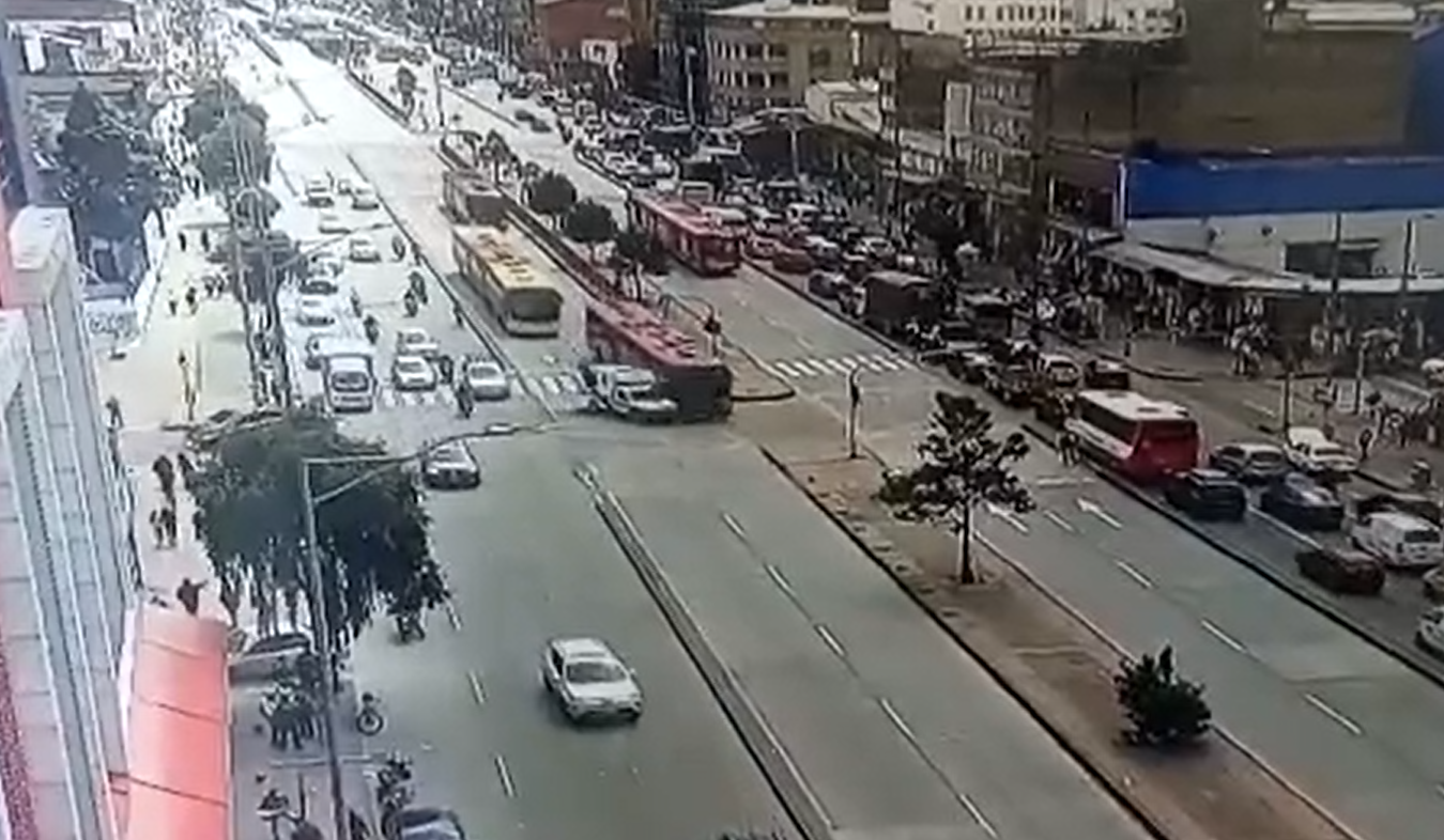 Accidente entre bus de TM y ambulancia afectó la movilidad en el centro de Bogotá