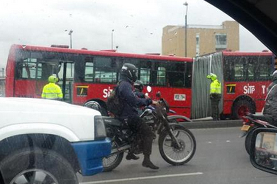 Evacuan articulado de TransMilenio por fallas en la suspensión