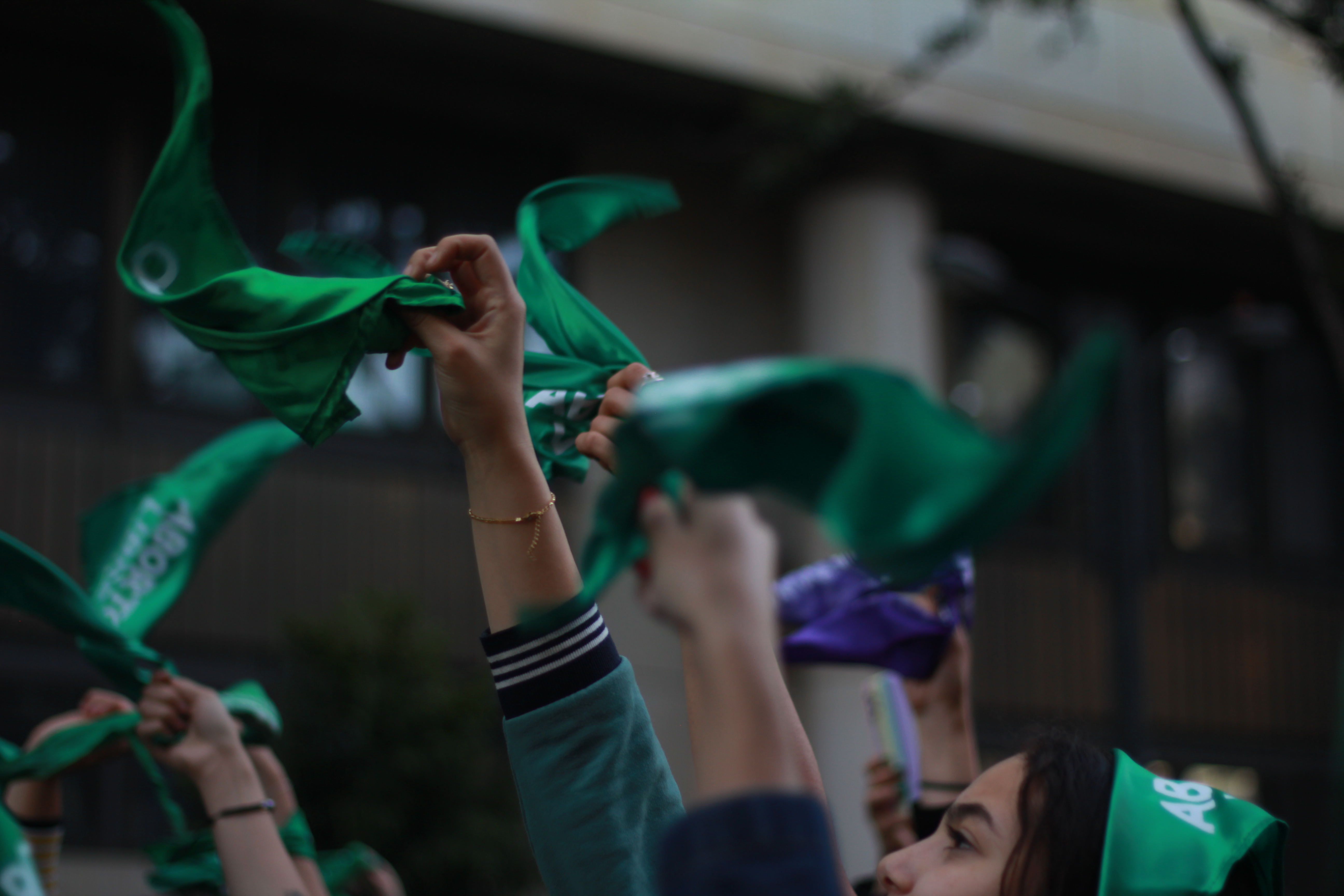 En los discursos que se escucharon en la tarima, las abogadas enviaron mensajes al sistema de salud para que garantice y no imponga barreras a las personas que solicitan un aborto legal en el país.