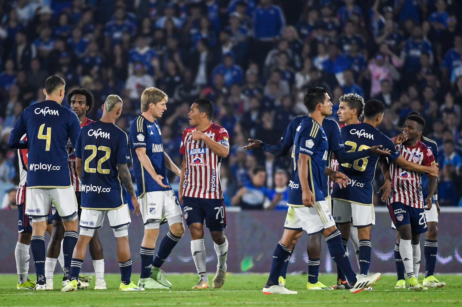 Los jugadores de ambos equipos discutieron por la actitud del otro tras el primer gol.