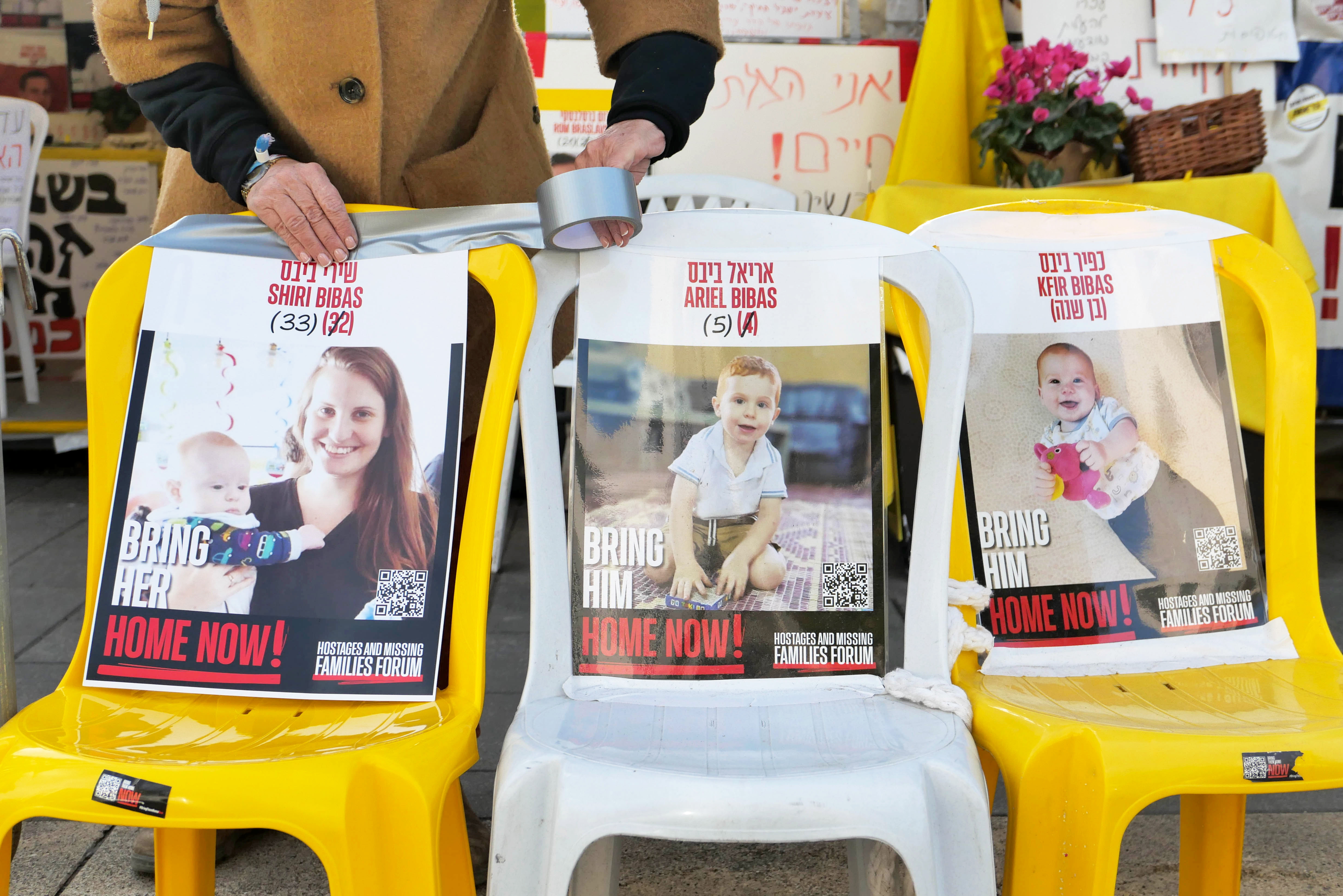 Jerusalem (-), 19/02/2025.- A woman touches a picture of Israeli hostage Shiri Bibas at a protest camp of hostages' families near Prime Minister Netanyahu's residence in Jerusalem, 19 February 2025. Hamas announced that the bodies of Shiri Bibas and her toddler sons, Ariel and Kfir, along with another dead hostage, would return to Israel in coffins on 20 February. According to Israel's military, around 100 Israeli hostages remain in captivity in the Gaza Strip, including the bodies of at least 33 confirmed dead. (Protestas, Jerusalén) EFE/EPA/ABIR SULTAN