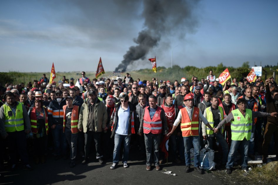 Trabajadores de Francia quieren intensificar los paros para evitar reforma laboral