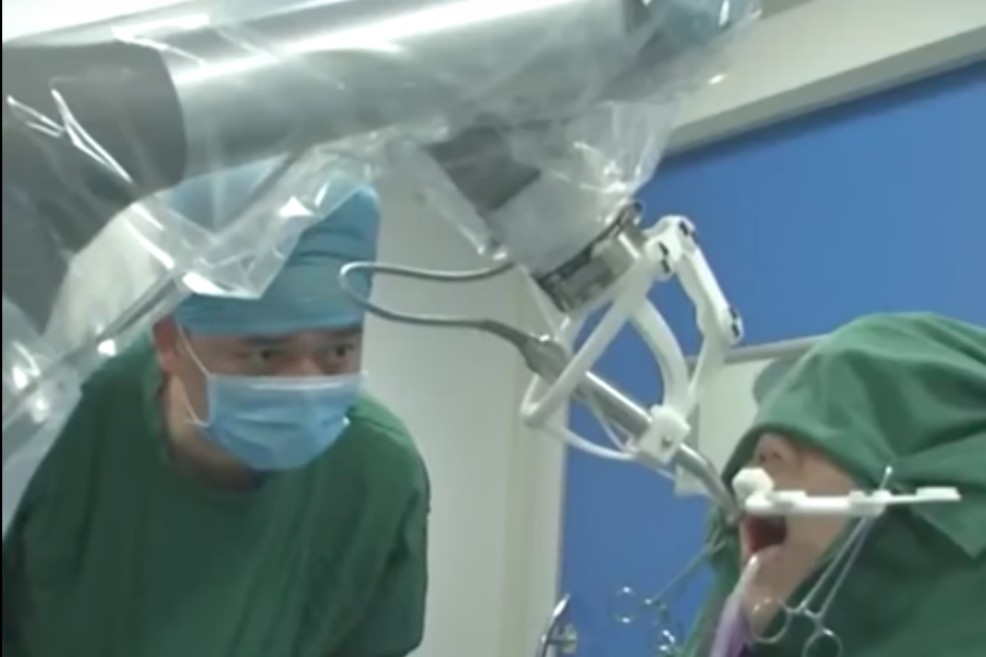 China pone a prueba un robot-dentista