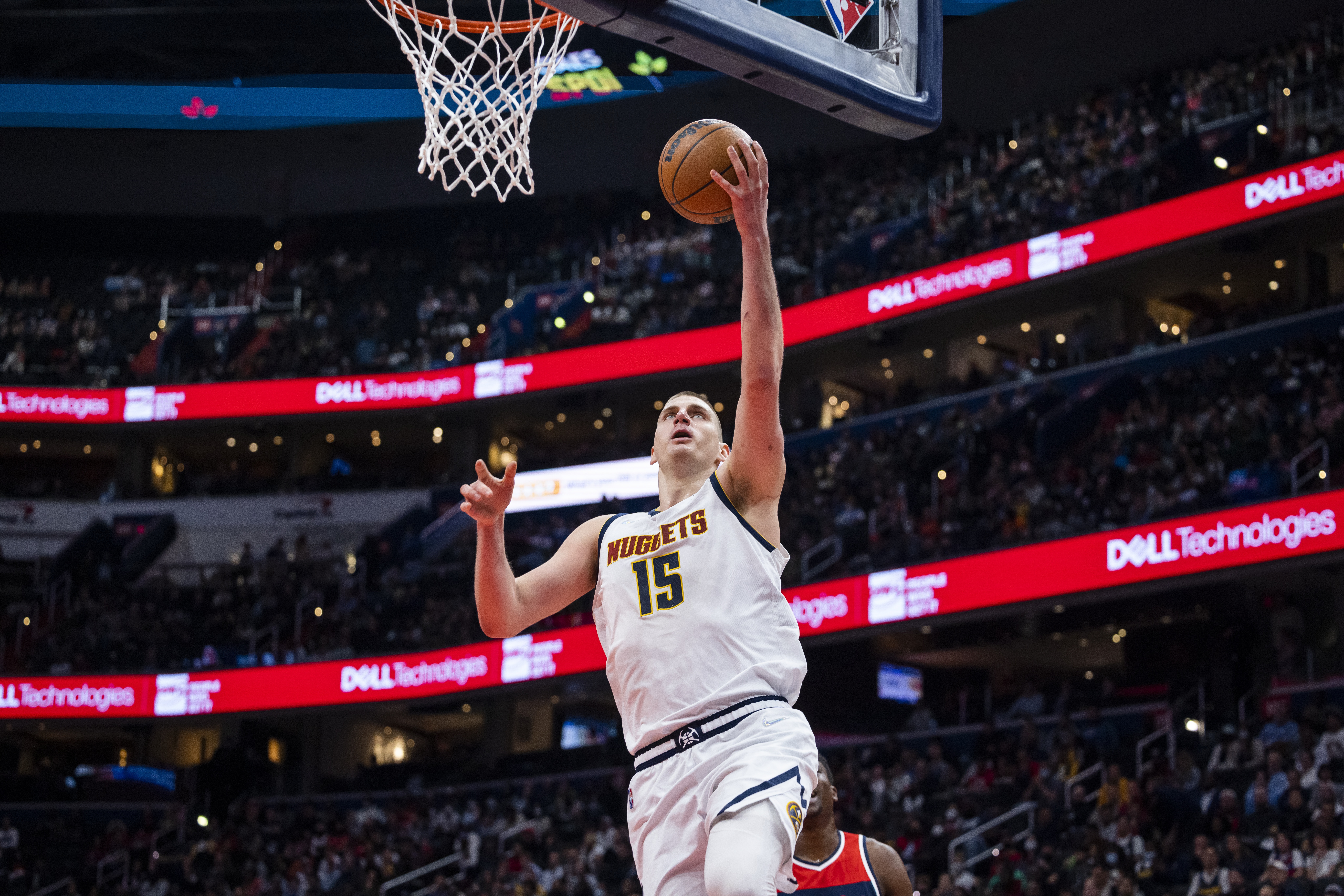 Washington (United States), 17/03/2022.- Denver Nuggets center Nikola Jokic attempts a layup during the first half of the NBA basketball game between the Denver Nuggets and the Washington Wizards at Capital One Arena in Washington, DC, USA, 16 March 2022. (Baloncesto, Estados Unidos) EFE/EPA/JIM LO SCALZO SHUTTERSTOCK OUT