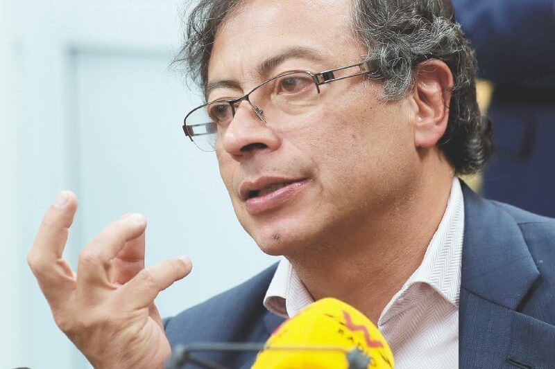 Petro pide moción de censura contra el ministro de Defensa por masacres de jóvenes