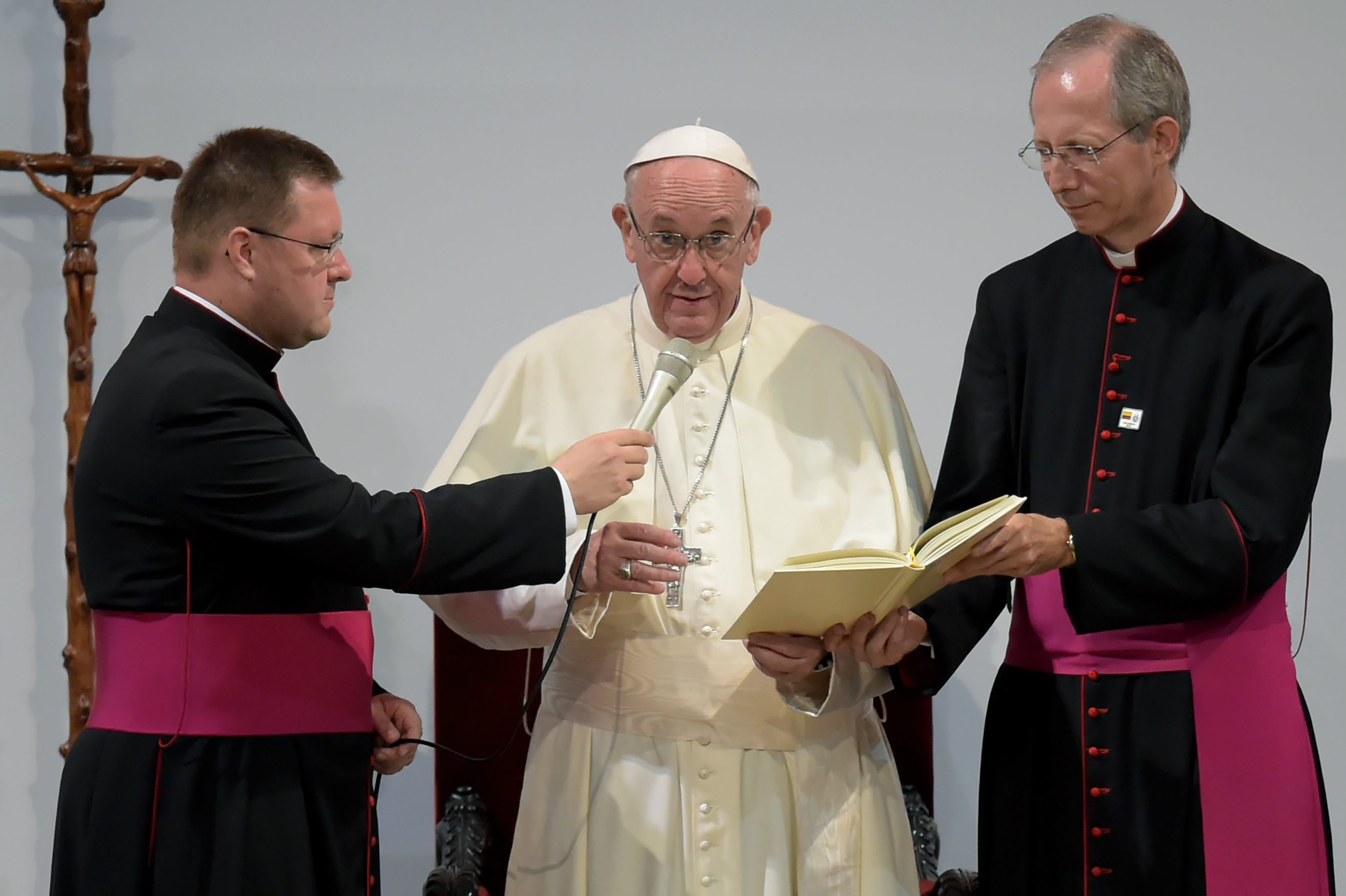 Francisco pide al clero abstenerse de lucrar con la religión