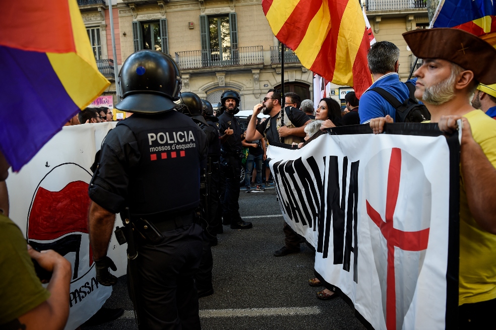 Tensión en Barcelona por protestas de policías y separatistas catalanes