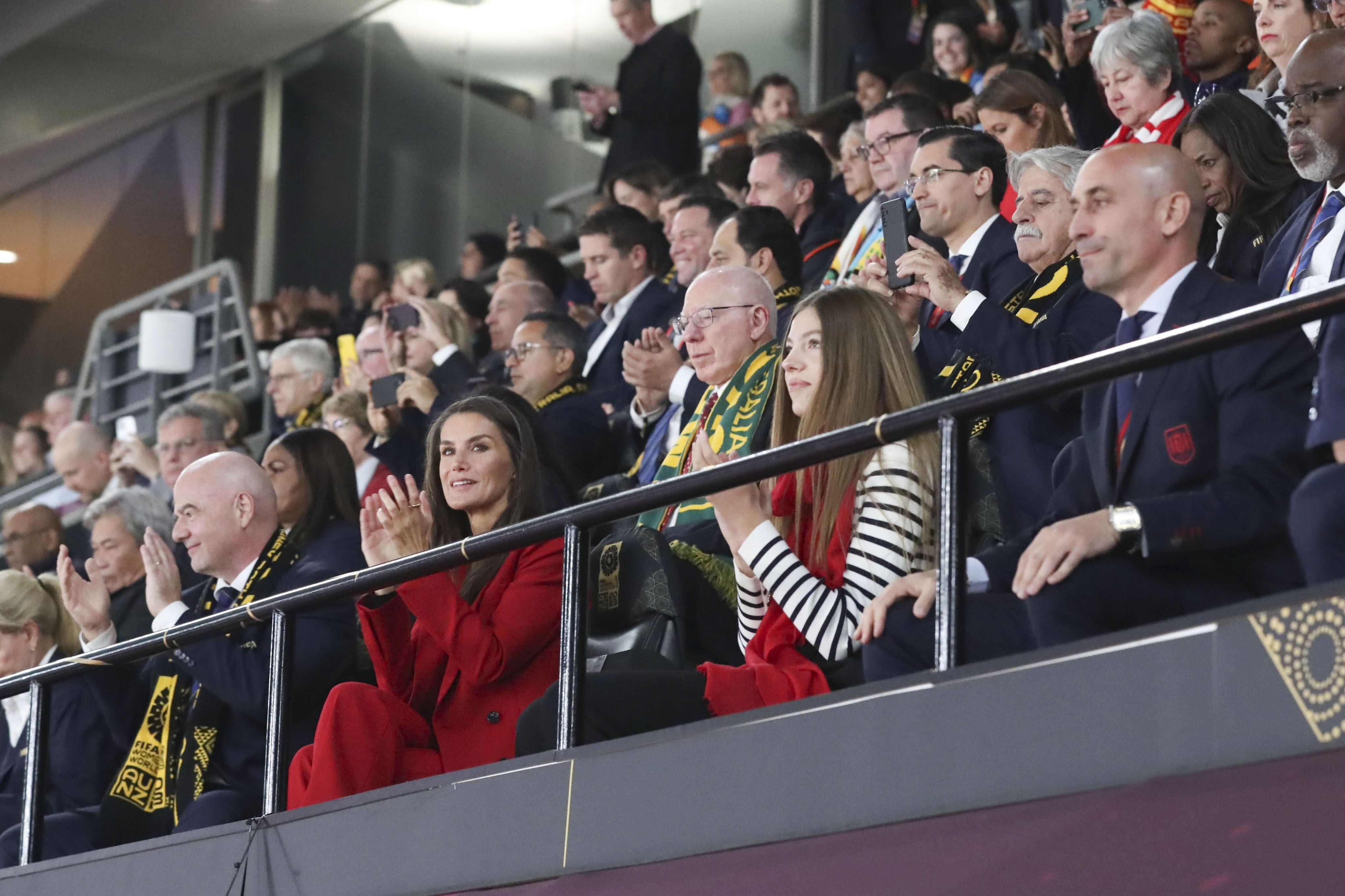 SÍDNEY (AUSTRALIA), 20/08/2023.- La reina Letizia (2i) y la infanta Sofía (2d) asisten, junto al presidente de la FIFA Gianni Infantino (i) y el presidente de la RFEF Luis Rubiales (d) a la final del Mundial de Fútbol femenino en el Accor Stadium en Sídney Australia, este domingo. EFE/ José Jiménez /CASA REAL/SOLO USO EDITORIAL/SOLO DISPONIBLE PARA ILUSTRAR LA NOTICIA QUE ACOMPAÑA (CRÉDITO OBLIGATORIO)