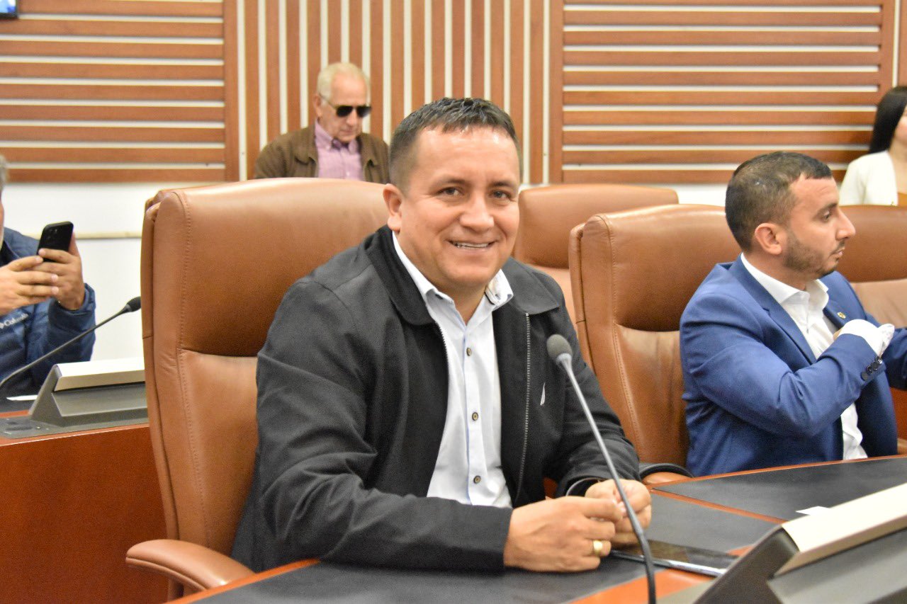 Partido Conservador suspende a congresista tras asistir a debate de reforma laboral