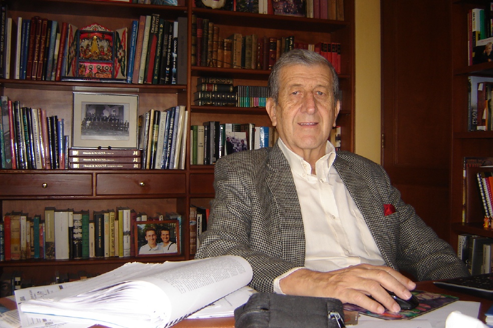 Héctor Rojas  tiene otros libros relacionados con su carrera de aviación. “El as de corazones” es la única novela. / Cortesía
