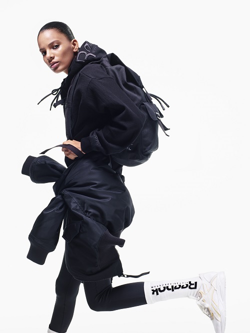 Las imágenes de campaña de la colección Reebok x Victoria Beckham FW19 son resultado de la visión creativa del fotógrafo Mario Sorrenti y el estilista Alastair McKimm.