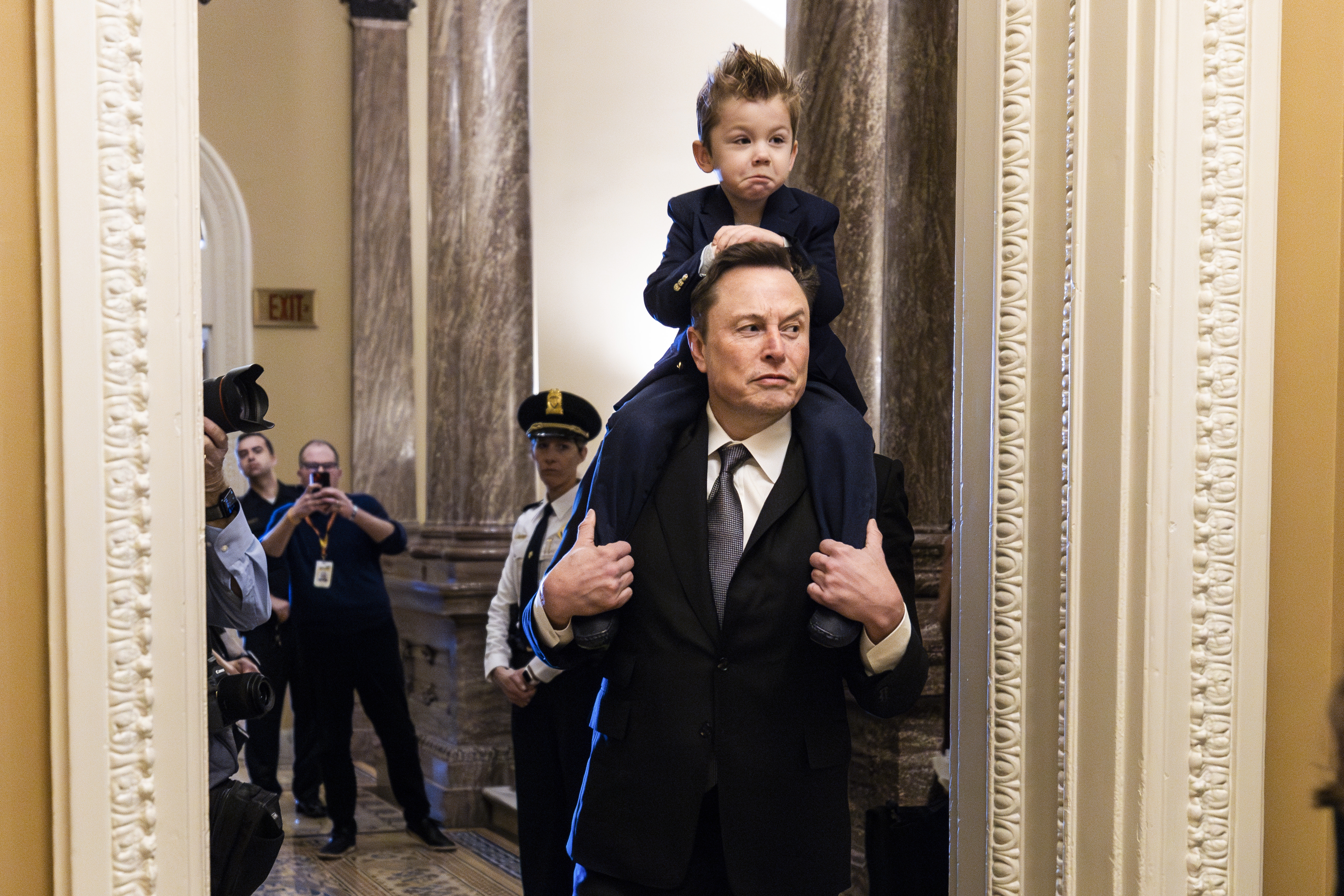 El empresario Elon Musk, la persona más rica del mundo y a quien el presidente electo de Estados Unidos, Donald Trump, ha encargado reformar la administración pública durante su segunda presidencia, carga su hijo a hombros a su llegada a una reunión con John Thune en el Capitolio el pasado 5 de diciembre. EFE/Jim Lo Scalzo