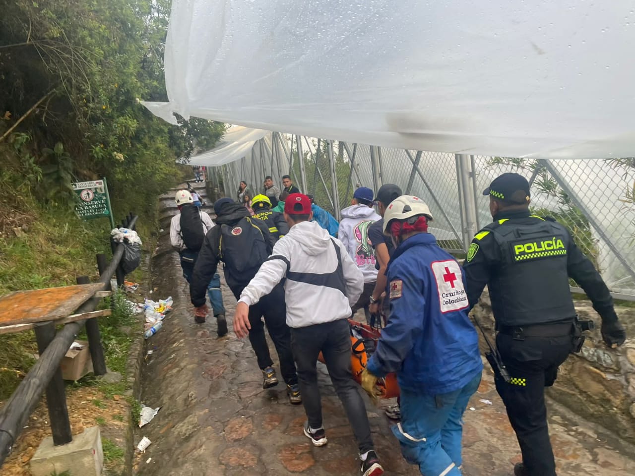 Así fue el rescate de un menor y un adulto mayor en el sendero de Monserrate