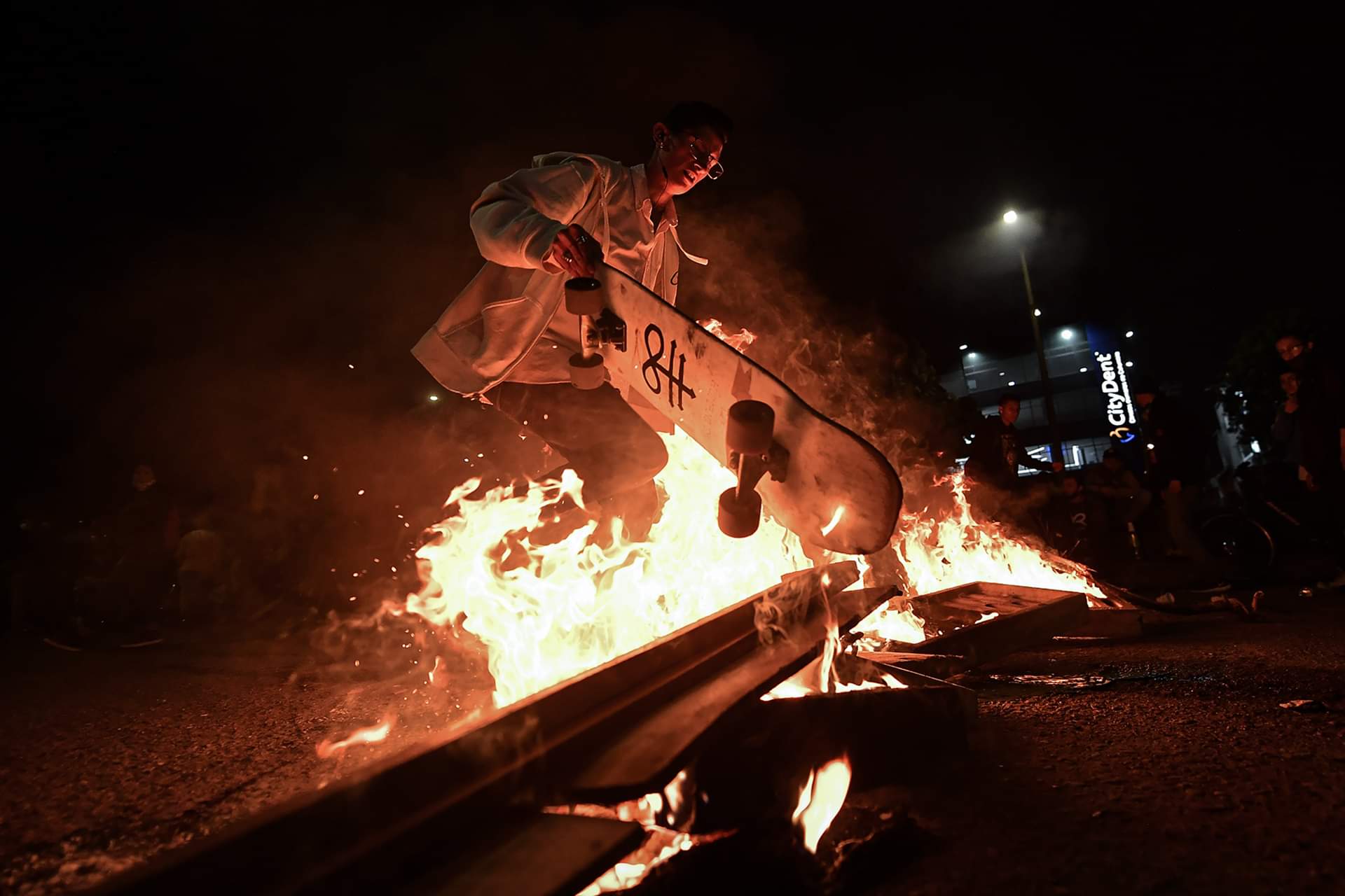 Hasta el interior del Portal tuvo que llegar la Policía, con el fin de apagar con extintores un incendio que se había generado.