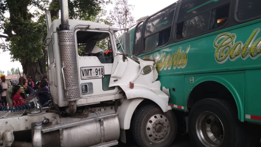 Accidente entre bus escolar y camión dejó 16 niños heridos en vía Cali-Candelaria