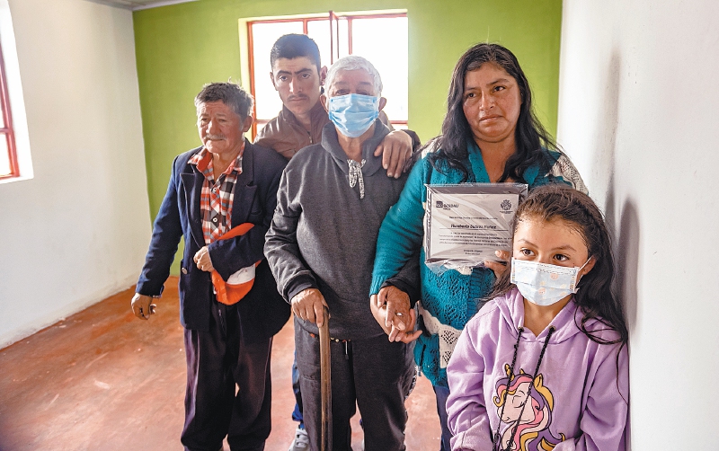 Integrantes de la familia Camargo Galvis recibiendo su nueva casa.
/ Gerdau Diaco.