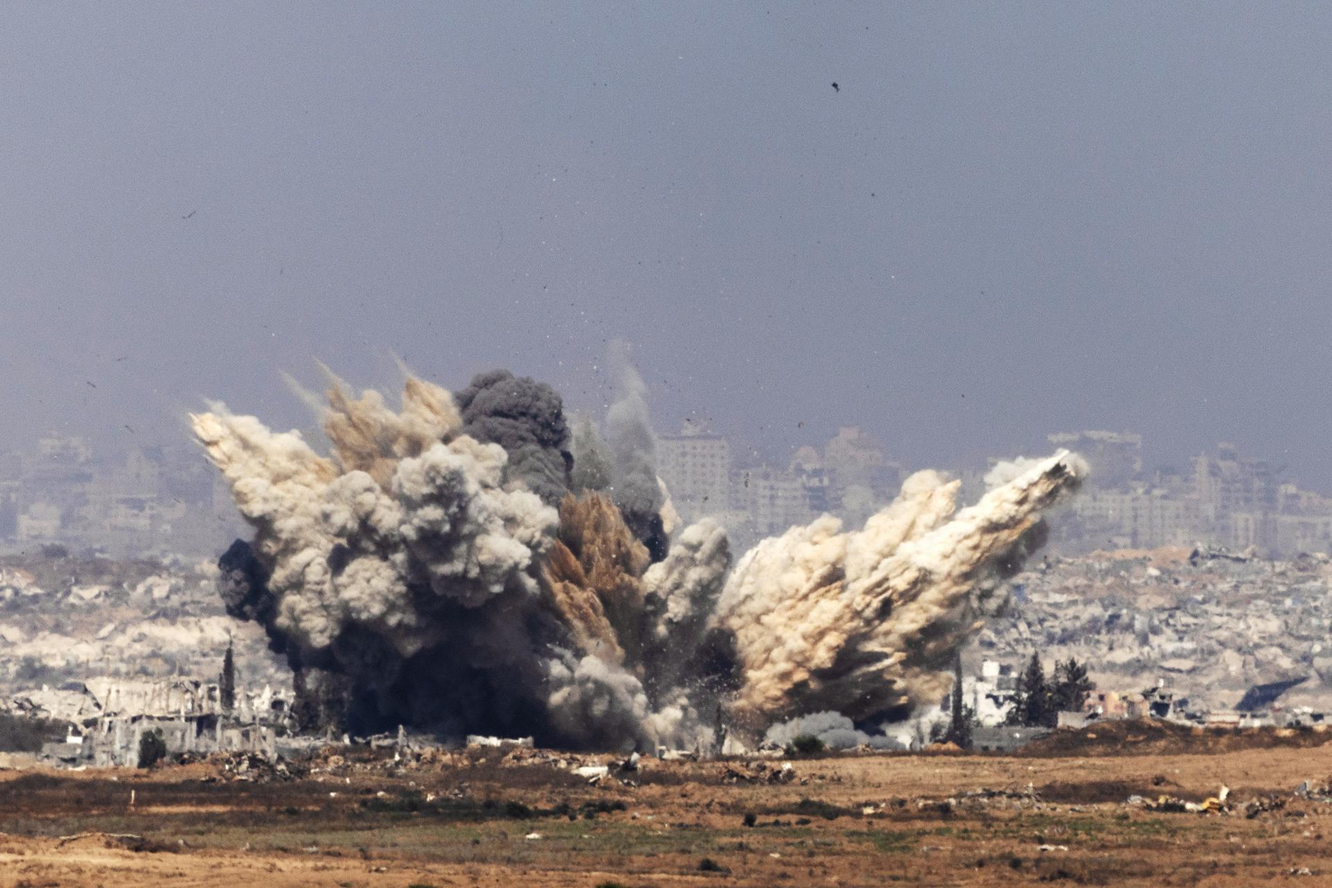 Sderot (Israel), 10/07/2025.- Smoke rises following an Israeli airstrike in the northern Gaza Strip near Beit Hanoun, as seen from the Israeli side of the border, 10 July 2025. EFE/EPA/ATEF SAFADI