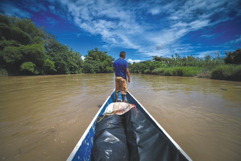 Aparte de la pesca, los moradores de la ribera subsisten con la venta de víveres de contrabando, en medio del fuego cruzado de grupos ilegales como el Eln y disidencias de las Farc.