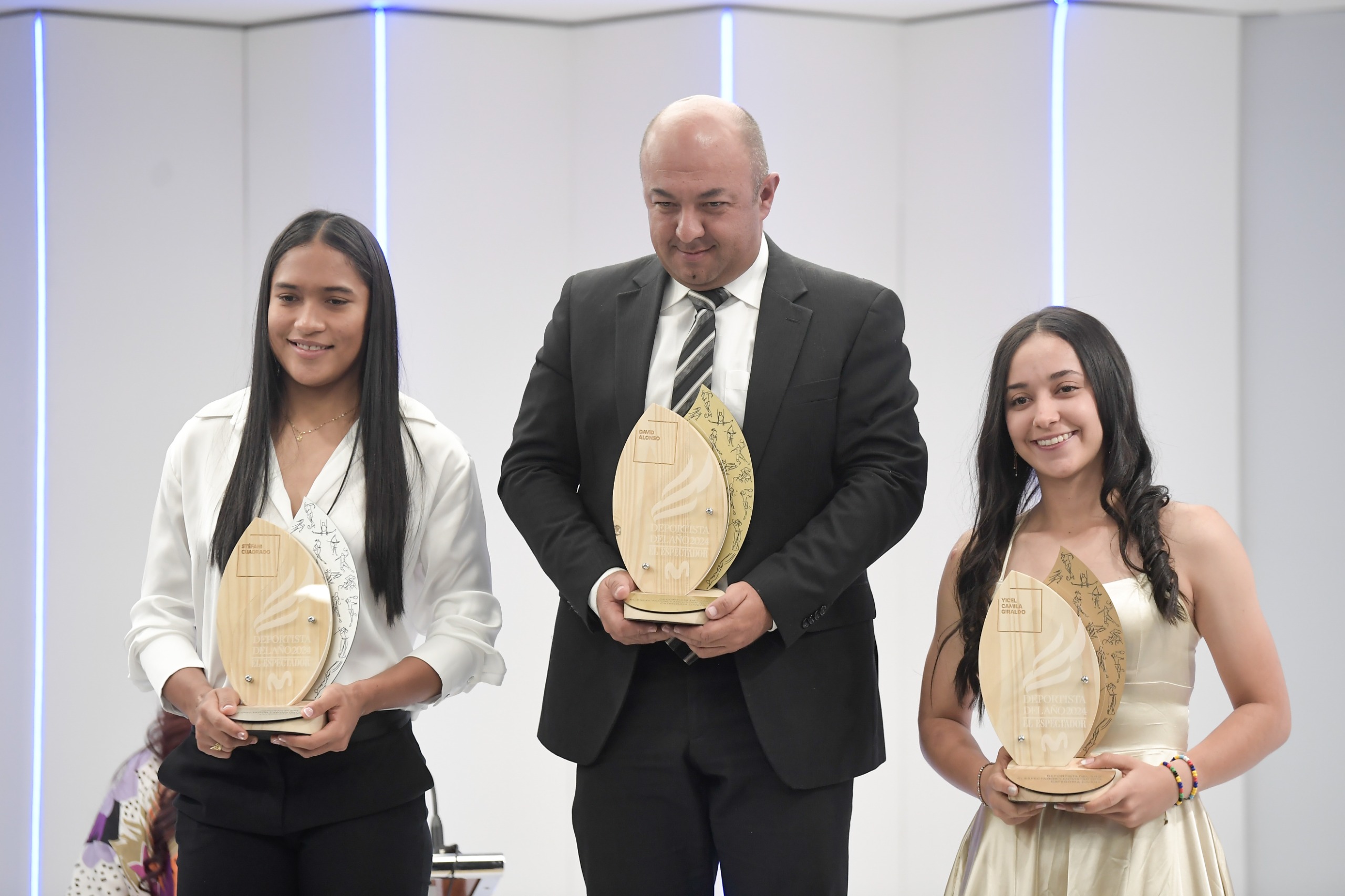 Podio juvenil: Stefany Cuadrado; Carlos Andrés Ramirez en representación de David Alonso; y Yicel Camila Giraldo.