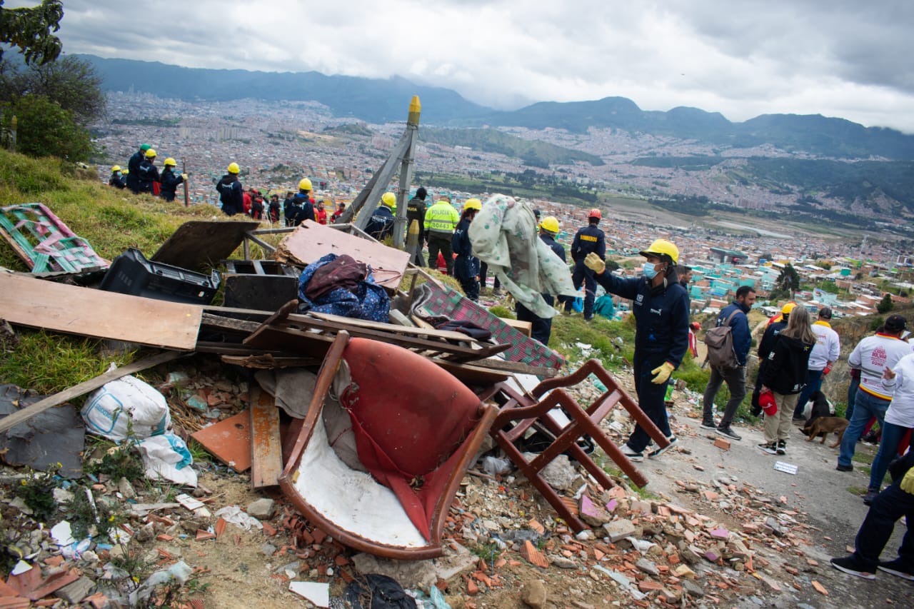 Desmontan en Ciudad Bolívar seis viviendas improvisadas en zona de invasión