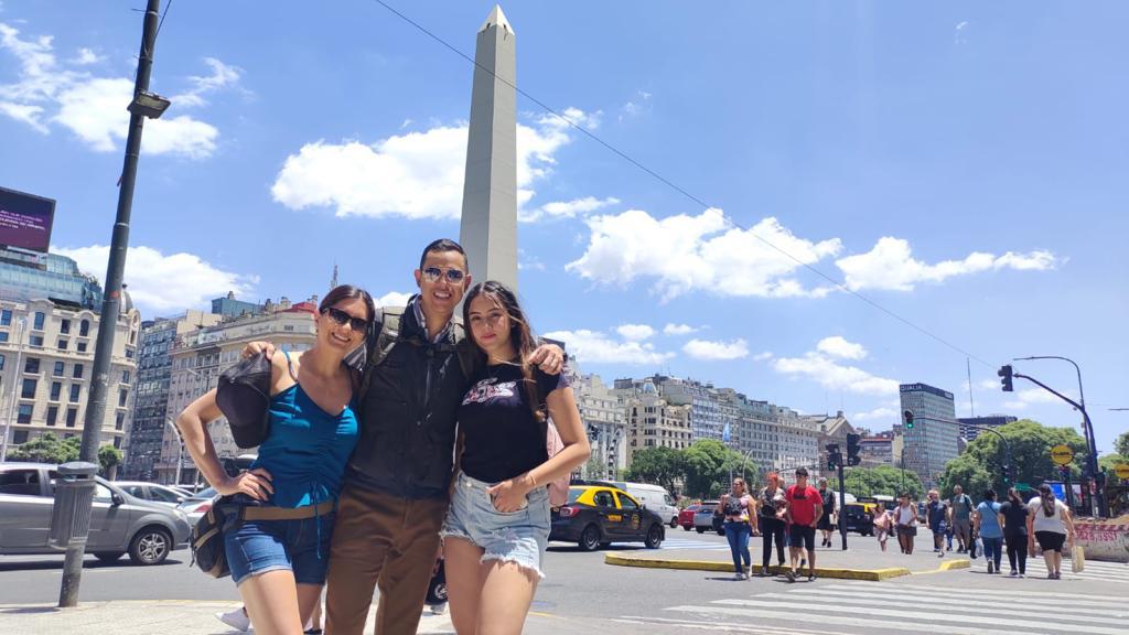 Diego Guauque, su esposa e hija