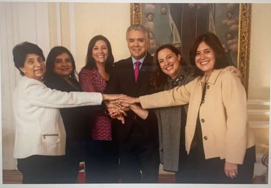 La foto de “cortesía” de Duque y las cinco magistradas de la Corte Constitucional