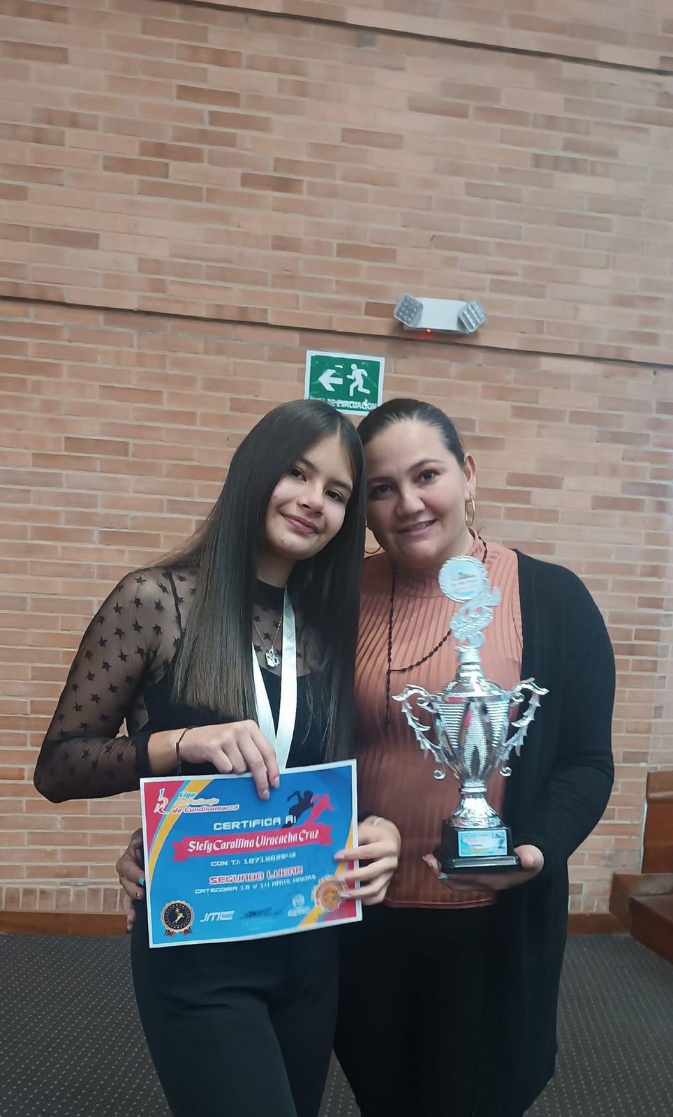 Stefy y su madre durante la premiación de la Copa Ruta Dorada Cundinamarca 2022 - 2023.
