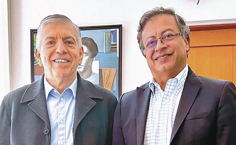 “Se cree emperador”: César Gaviria cargó contra Gustavo Petro
