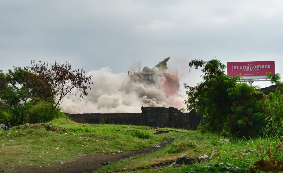 Así fue la implosión de la antigua planta de Bavaria en el centro de Cali