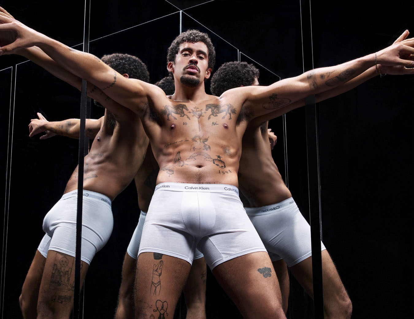 GRAF8390. NUEVA YORK, 18/03/2025.- Las fotografías del cantante Bad Bunny en bóxer y luciendo todos sus tatuajes como imagen de la última campaña de ropa interior de Calvin Klein, han revolucionado las redes sociales, con millones de comentarios sobre la faceta de modelo del cantante puertorriqueño. EFE/Calvin Klein -SOLO USO EDITORIAL/SOLO DISPONIBLE PARA ILUSTRAR LA NOTICIA QUE ACOMPAÑA (CRÉDITO OBLIGATORIO)-