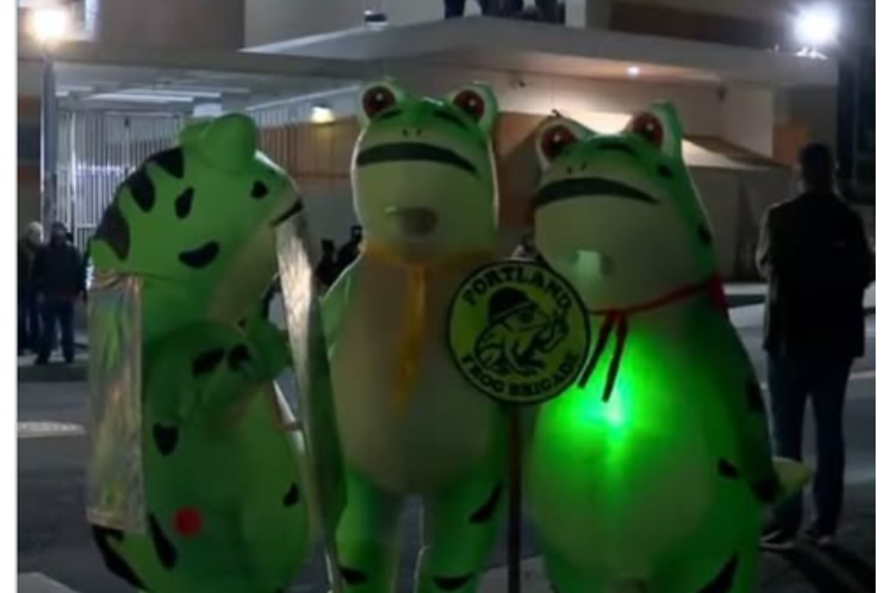 Ranas inflables vs. agentes del ICE: la insólita protesta que desafía a Trump en Portland
